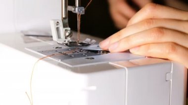 Kız bobin dikiş makinesi yakın kadar 4 k ekler.