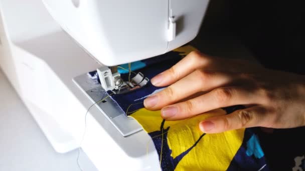 Mujer cose en la máquina de coser, pavimentación de la línea al inicio de la costura, 4k . — Vídeos de Stock