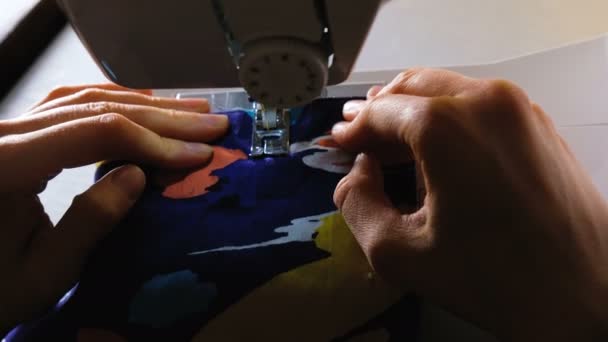 Mujeres manos cose en la máquina de coser, pavimentación de la línea, 4k . — Vídeos de Stock