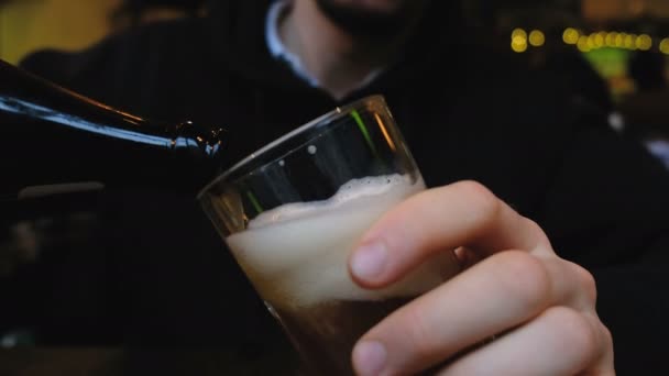 Man häller öl i ett glas nära upp, 4k. — Stockvideo