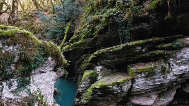 Een prachtige canyon met een blauwe meer, een stenen kalksteen groeve, 4k. — Stockvideo