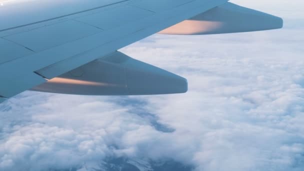 Avión ala al atardecer sobre el fondo de nubes y montañas, 4k . — Vídeo de stock