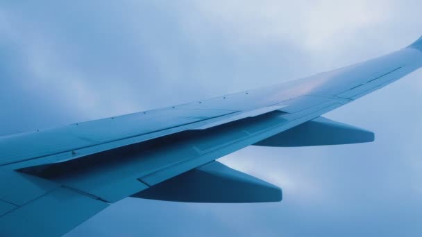 El avión cae sobre el mar y gira a la derecha, la vista desde el ojo de buey en el ala de la aeronave, 4k . — Vídeo de stock