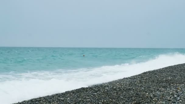 Storm on the sea, waves hit the pebbles on an empty beach, 4k. — Stock Video