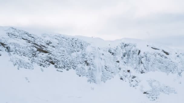 Escavadeira no topo da montanha abaixa a avalanche, 4k . — Vídeo de Stock