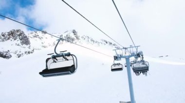 Telesiyej hareketli görünümünden top, dört koltuklu iş Kayak Merkezi, ağır çekim kaldırdı..