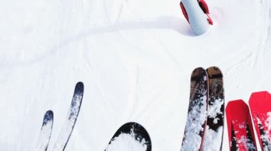 Kayak ve snowboard havada asılı, sandalye asansörü görünümünden teleferik, kayakçılar ve snowboard düşkünleri iniş, yavaş hareket başlangıcına git.