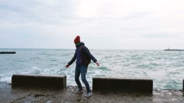 Adam onun ellerini iskele, 4 k dalgalar çarptığında yükseltir.