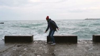 Fırtınada 4 k pier dalgalar çarptığında adam kadar elleri tutarsa.