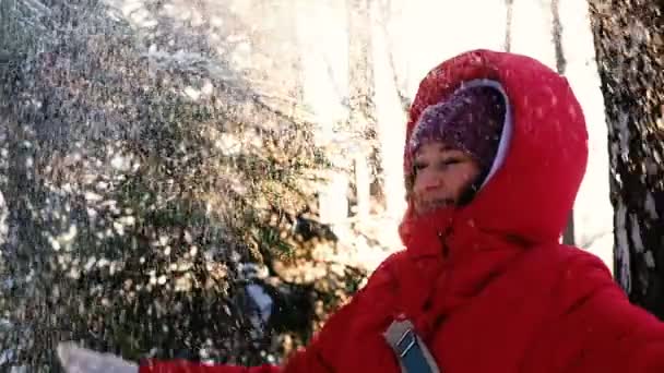 Chica bonita arroja la nieve y riendo, cámara lenta — Vídeos de Stock