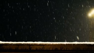 Büyük kar pul bir ahşap kol demiri, 4 k düşmek
