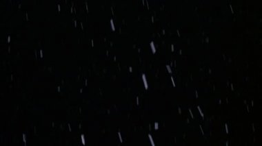 Bir fener, 4 k ışık altında gece gökyüzü arka planı uzun kar pul düşmek