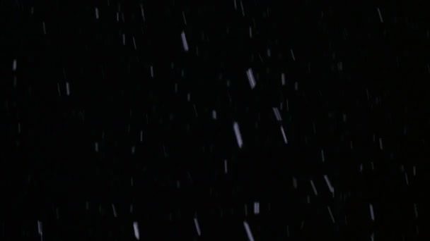 ランタン、4 k の光の下で夜の空の背景に対して長い雪のフレーク秋します。 — ストック動画