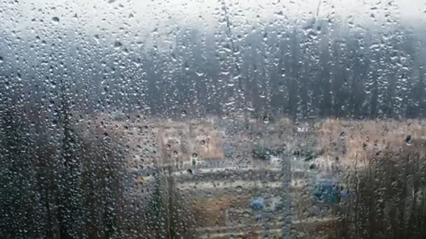 Gotas de lluvia sobre el vidrio funicular en movimiento, vista desde el interior del telesilla cerrado, 4k — Vídeo de stock