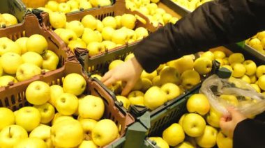 Kadın elma bir piyasada satın alır.