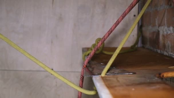 Escalar la cuerda frota contra el borde afilado y se rompe — Vídeo de stock