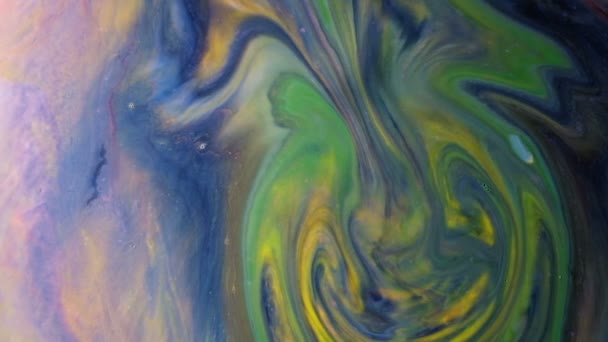 Fondo psicodélico abstracto. La pintura amarilla se vierte en el líquido multicolor con una cámara lenta — Vídeos de Stock