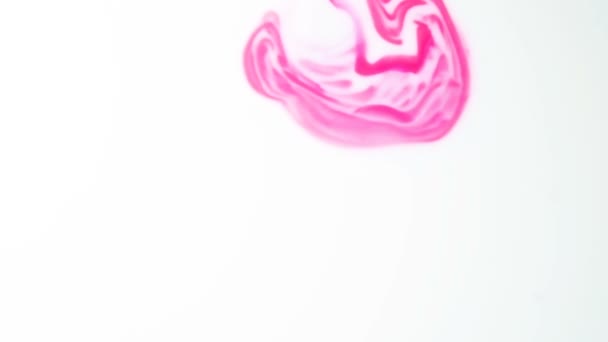 Abstracte psychedelische achtergrond. Roze inkt wordt gegoten in melk slow motion — Stockvideo