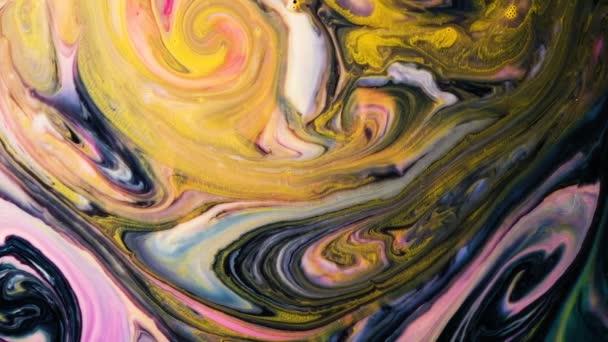 Abstracte psychedelische achtergrond. Roze verf gemengd met multi-gekleurde vloeistof in slow motion — Stockvideo