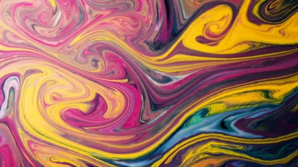 Fondo psicodélico abstracto. Pinturas multicolores se vierten lentamente en los patrones de la leche en cámara lenta — Vídeo de stock