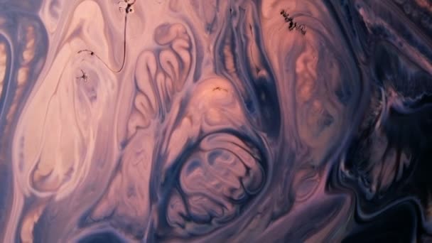 Fondo psicodélico abstracto. Tinta multicolor diluida lentamente en la leche en cámara lenta — Vídeo de stock