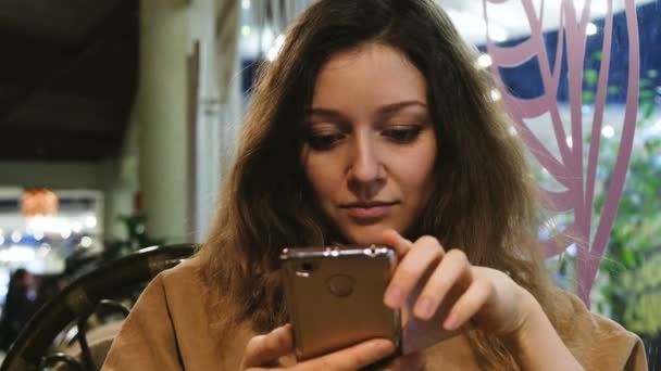 Fille utilise un smartphone, un serveur pose une question pour l'ordre dans un café — Video