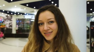 Bir alışveriş merkezinde kamera yakın çekim, kız winks