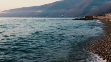 Günbatımı Hills'te arka planı mavi dalgalar
