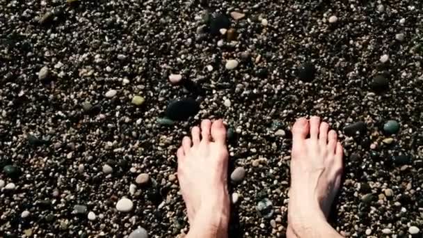 Movimiento lento de las olas del mar son lavados por las piernas desnudas masculinas — Vídeo de stock