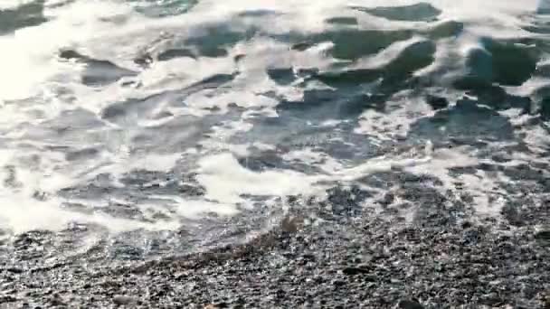 Onde marine in una giornata di sole sulla riva al rallentatore primo piano — Video Stock