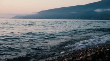 Mavi Dalgalar dağlar çerçevede gün batımında