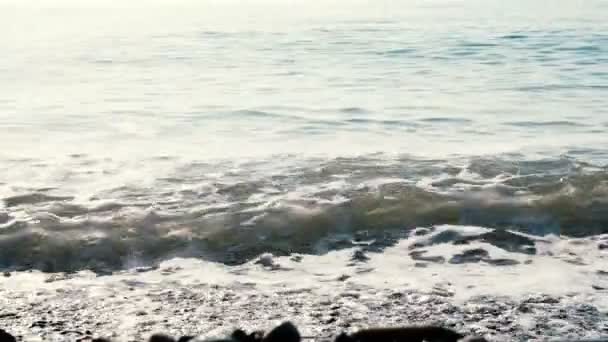Zee golven soepel gegoten in een zonnige dag in slowmotion close-up — Stockvideo