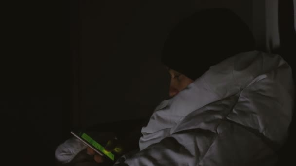 L'uomo solitario nella coperta stampa un messaggio al telefono sul balcone di notte — Video Stock