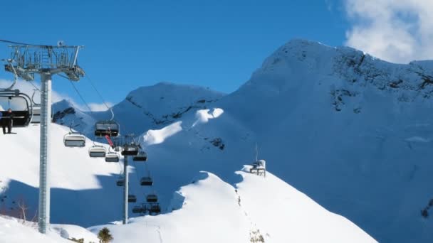 Chaises élévatrices travail dans une station de ski de montagne dans les montagnes — Video