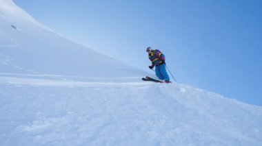 Ağır çekim kayakçı dağ freeride tepesinden atlar