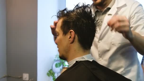 美容師は髪を備えるクライアント理髪店に散髪 — ストック動画