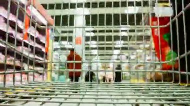 Hızlandırılmış çekim Süper Market, bakkal arabasında bir boş arabası skates depodaki - ekonomi kavramı