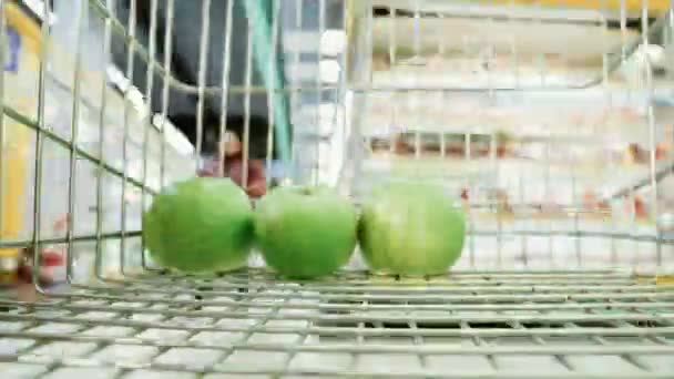 Time-lapse tiré du chariot d'épicerie dans le supermarché, l'achat de produits dans le supermarché — Video