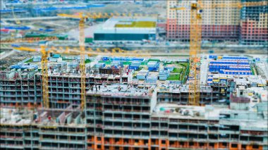 Zaman atlamalı tilt shift inşaatçılar ve inşaat sitesinde çalışan Vinçler