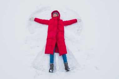 Gülümseyen kadın yapıyor bir kar melek, üstten görünüm