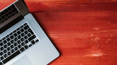 Bilgisayar pc ahşap bir masa üzerinde kopya alanı olduğunu