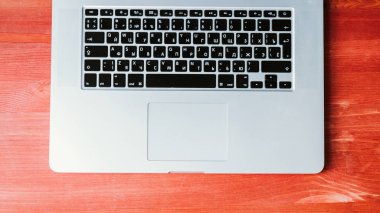 Bilgisayar pc bir ahşap kırmızı arka plan üzerinde duruyor