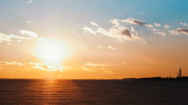 Kışın karlı bir koyda günbatımı