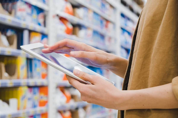 Mujer de negocios usando tableta en un supermercado —  Fotos de Stock