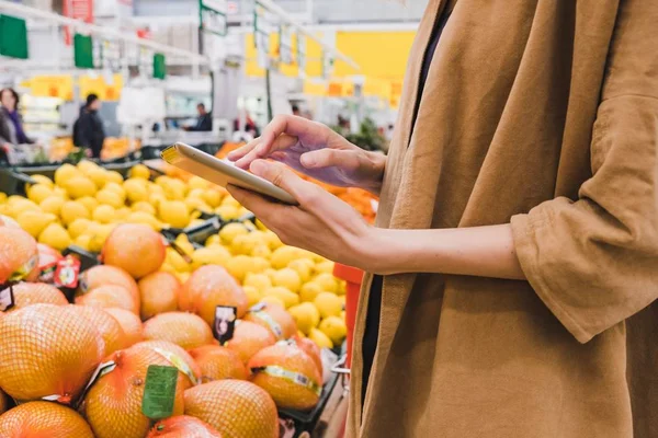 Ділова жінка тримає планшет у супермаркеті крупним планом — стокове фото