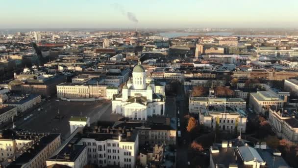 ヘルシンキ市内中心部の壮大な景色、夜明けにヘルシンキ大聖堂の周りを飛行. — ストック動画