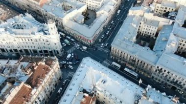 St. Petersburg 'un tarihi merkezinde trafik sıkışık. Hava görünümü.