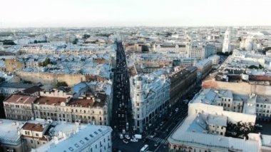 St. Petersburg 'un tarihi merkezinde trafik sıkışık. Hava görünümü.