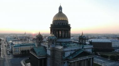 Yazın şafak vakti St. Petersburg 'daki St. Isaacs Katedrali, hava manzaralı.