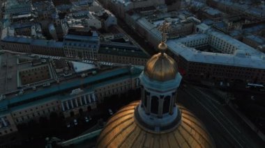 Yazın şafak vakti St. Petersburg 'daki St. Isaacs Katedrali, hava manzaralı.